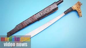 Pada suatu hari ada offcemate kawan serumah aku datang menyewa. Mandau Knife Alchetron The Free Social Encyclopedia