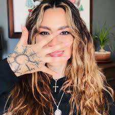 🖤✨ HAY MOMENTOS EN QUE EL ALMA PIDE AUXILIO ✨🖤 No avisa. No manda carta.  Solo se siente. Hay días en que una se levanta con el cuerpo presente… pero  la energía