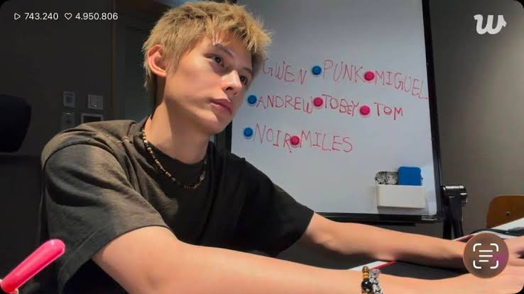 James Cortis ăn cơm xem live sung sướng | TikTok