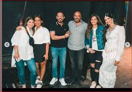 تحدثت الابنة الكبرى للفنان أحمد زاهر، ملك، عن حُبها الشديد إلى شقيقتها ليلى، حتى أنها تتمنى نجاحها فنيًا أكثر مرة، نافية تمامًا أي شعور بالغيرة بينهما بفعل إنضمامها من جديد للعمل بالتمثيل، فيما لفتت إلى أنها تشعر بأمومتها لأختها. ÙÙÙ Ø²Ø§ÙØ± Ø¹Ù ÙØ³Ø±Ø­ÙØ© Ø¹ÙØ§Ø¡ Ø§ÙØ¯ÙÙ ÙØ®ÙØ±Ø© Ø¥Ù Ø§ÙØ¹Ø±Ø¶ Ø¯Ù ÙÙ Ø¨ÙØ¯ÙØ§ Ø§ÙÙÙØ¯