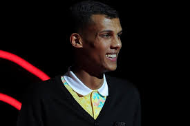 Door de breuk met tatiana silva en het feit dat zijn laatste hit, alors on danse, al van 2010 dateerde, stelden sommige media dat de zanger aan lager wal was geraakt. Stromae Dolverliefd Op Styliste Ze Is Veel Belangrijker Da Het Belang Van Limburg Mobile