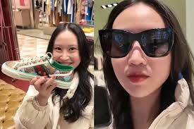 Bukan beli di Pasar Loak Jatinegara, wanita Surabaya ini datang ke Paris  langsung borong sepatu Gucci dan kacamata Prada di outlet resmi