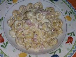 Pochi e semplici ingredienti per una delle ricette più classiche dell'emilia, e oramai di tutta italia. Ricetta Tortellini Panna E Prosciutto Dolcidee