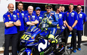 Fans von valentino rossi und die mitglieder des gelben volkes können aus einer breiten palette von aufklebern von valeyellow diese aufkleber sind perfekt für helm, motorrad, auto, zu hause oder. Motorrad Star Valentino Rossi Verlangert Vertrag Bis 2019