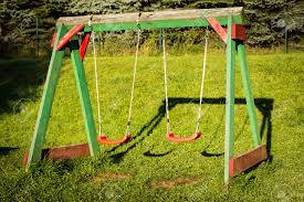 Descubre la mejor forma de comprar online. Jardin Con Columpios Para Ninos Patio Al Aire Libre Con Columpio Fotos Retratos Imagenes Y Fotografia De Archivo Libres De Derecho Image 86143847