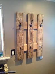 Pallet Towel Rack Cute Idea For Bathroom Or Mud Room Porte Serviette A Partir De Bois De Palettes Et De Crochets Diy Furniture Making Pallet Diy Home Diy