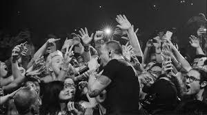 Crawling One More Light Live Linkin Park Youtube Linkin Park Chester Bennington Linkin Park Chester