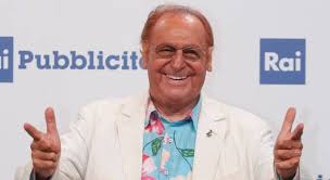 Conduttore radiofonico, conduttore televisivo, musicista. Chi E Renzo Arbore Cantautore Conduttore E Autore Televisivo