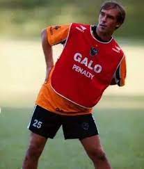 After a nice dinner with family and a friend of the family, he is left alone waiting. Ja Joguei No Galo On Twitter Paulo Baier