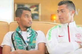 Cristiano ronaldo dos santos aveiro goih comm is a portuguese professional footballer who plays as a forward for serie a club juventus and c. Pesan Cristiano Ronaldo Kepada Martunis Dalam Pertemuan Terakhirnya Bolasport Com