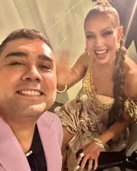 Con @thalia todas las fotos que hagan falta, siempre es un gusto saludar a  la emperatriz de la belleza, guerrera incansable del mundo del espectáculo.  #thalia #miami @premiolonuestro ...