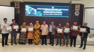 Word yang sudah biasa anda gunakan, jadi akan lebih mudah nantinya dalam penggunaan. 8 Dosen Terbaik Dapat Piagam Penghargaan Akademisi Berprestasi Fakultas Sains Dan Teknologi