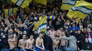 Ben je de betaalmuur beu? Les Bus Des Supporters De L Union Saint Gilloise Caillasses En Quittant Saint Trond Rtl Sport