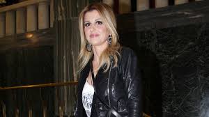Σύμφωνα με το «πρώτο θέμα», πήρε διαζύγιο με τον άνδρα της προσωπικής της ασφάλειας κίμωνα μπάλλα. Elena Rapth Diazygio Ypo Akra Mystikothta Apo Ton Kimwna Mpalla Znews
