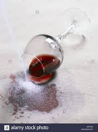 Allgemein bekannt ist, dass rotweinflecken hartnäckig sind und meist nur schwer zu entfernen sind. Teppich Glas Wein Fleck Salz Stillleben Material Aufnehmen Teppichboden Boden Boden Boden Velours Samt Teppich Weiss Wein Rotwein Rotweinglas Niedergeschlagen Gefallen Vergrabt Pech Argerlich Fleck Fleck Entfernen Haus Bedeutet