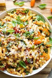 Nudel Pesto Salat Mit Getrockneten Tomaten Rezept Elle Republic Rezept Nudelsalat Mit Getrockneten Tomaten Getrocknete Tomaten Rezepte Getrocknete Tomaten