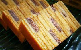 7.tuang coklat yg dah dicairkan td atas kek batik yg disejukkan td.pecahkan gelembung buih yg ade kat coklat ganache tu supaya coklat topping tu nampak smooth dan cantik jer.pecahkan pakai garfu. Resepi Kek Lapis Cheese Coklat Kukus