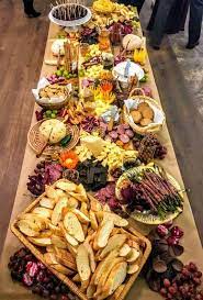 Inspírate y prueba cosas nuevas. 11 Easy Thanksgiving Appetizers To Feed A Crowd Charcuterie And Cheese Board Party Food Platters Party Food Appetizers