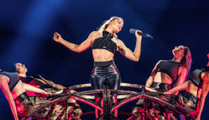 Helene fischer (krasnoyarsk, 5 de agosto de 1984) é uma cantora alemã nascida na extinta união soviética.figura entre as cantoras de sucesso europeias cantando canções em um estilo que se assemelha ao estilo country americano, em alemão conhecido por schlager. Who Is Helene Fischer The Opening Sentence