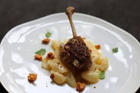 Entenkeule Aus Dem Romertopf Mit Schwarzwurzeln In Orangen Beurre Blanc Und Den Croutons Ihrer Haut Superduperknusperknauschen Entenhaut Entenkeule Schwarzwurzel Lebensmittel Essen