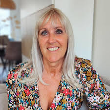 Who are the wedding officials?