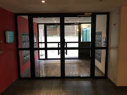 Hall D Entree D Un Immeuble De 4 Etages En Banlieue Ouest De Paris Deux Portes A Fermeture Electro Magnetique Entree Avec Badge E Immeuble Hall D Entree Hall