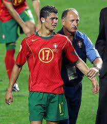 A seleção portuguesa de futebol treina na manhã de sábado em portugal, às 10h30, sessão após a qual o selecionador fernando santos dará uma conferência de imprensa, à porta fechada. Ha 15 Anos Ronaldo Chorava E Portugal Entrava Em Depressao Profunda A Culpa Era Da Grecia Selecao Nacional Sapo Desporto