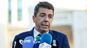 Mazón rechaza dimitir y Compromís le acusa de mentir otra vez con su hora  de llegada al Cecopi