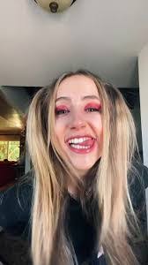 Sydney Kolker's Instagram, Twitter & Facebook