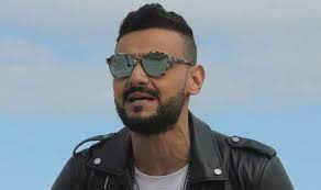 وظهر خلاله، دون أن يكشف عن وجهه، وهو ممسك بفانوس رمضان. Ø´Ø±Ø· Ù‚Ø§Ù†ÙˆÙ†ÙŠ ÙŠØ­Ø±Ù… Ø±Ø§Ù…Ø² Ø¬Ù„Ø§Ù„ Ù…Ù† Ø§Ù„Ø¸Ù‡ÙˆØ± ÙÙŠ Ø±Ù…Ø¶Ø§Ù† Rt Arabic