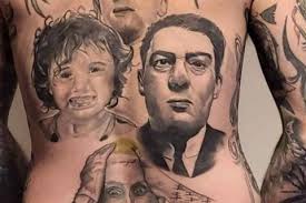 Landets mest tatoverede har et stort portræt af mordere tatoveret ved siden  af et portræt af sin datter