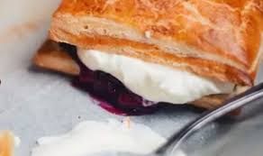 Recette Passion Flaki Aux Petits Fruits Avec Creme Fouettee Au Chocolat Blanc Food Desserts Sandwiches