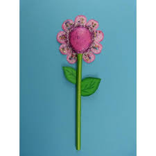 Ein becken mit lauwarmem wasser, ostereier aus styropor oder plastik, spieße (wir empfehlen schaschlikspieße aus holz), verschiedene marmorierfarben. Bastelideen Fruhling Eine Nette Bastelanleitung Mit Einem Kochloffel