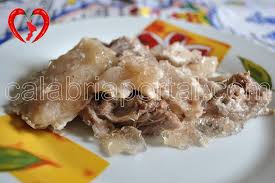 La carne va dapprima fatta bollire in un brodo di acqua salata con foglie di alloro, poi, una volta fredda, va tagliata a pezzi che vanno disposti in piccole ciotole ed infine coperti da gelatina che va fatta solidificare in frigo, all'interno del quale si conserva per. Gelatina Calabrese Di Maiale