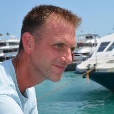 Vandaag een bijzonder pad aangelegd in Coevorden. Oude 30x30 tegels rechtop  gestraat. Bijzonder om te doen maar erg mooi geworden. Zo kun je met oude  materialen toch iets bijzonders maken Annapart