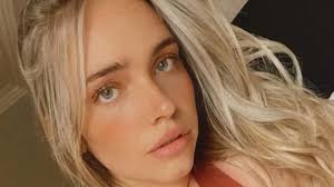 Minnie West le dedica todos sus trabajos a su mamá Amparín Serrano, quien  falleció en 2022