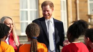 Seine enkel william und harry kamen sich dabei zunächst nicht besonders nahe. Harry And Meghan Drop Royal Duties And Hrh Titles Bbc News