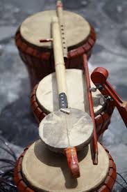 Banyak lagu daerah dari maluku ini yang memang tak asing didengar,karena memang dari daerah ini banyak lagu daerah yang dipopulerkan,sebagai contoh berikut beberapa lagu daerah maluku : Uniknya Arababu Dalam Lantunan Musik Tradisional Ternate Indonesia Kaya
