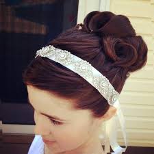 Vous découvrirez une section « blog » ainsi qu'une section « beauté » où peuvent être trouvées plusieurs idées de coiffures intéressantes pour une fille de 13 ans. Coiffure Communion 60 Idees Geniales Pour Les Petites Demoiselles