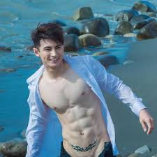 Jangan hidup di dunia khayalan dimana kamu menolak ikhwan yang mengajakmu menikah karena menunggu lelaki kayak di film korea yang ngelamar.! Cowok Ganteng Cowok Ganteng Updated Their Profile Picture