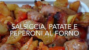 Una volta puliti e tagliate le verdure a tocchetti, ecco che andranno insaporite con un po' di pepe, basilico, olive nere e cipolla rossa di tropea prima della cottura in forno. Salsiccia Peperoni E Patate Al Forno Youtube