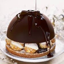 Robe De Profiteroles Creation Dalloyau 2008 Une Coque De Chocolat Veloutee Aux Allures De Petite Robe Noire Sur De Gen Patisserie Profiteroles Idee Dessert