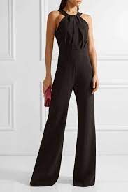 Una tuta a mantella comoda, che esalta le forme curvy grazie al suo dinamismo. Tuta Elegante A Zampa Saloni Halter Neck Jumpsuit Jumpsuit Prom Jumpsuit