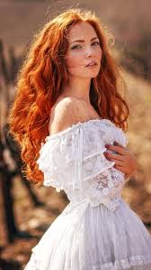 Atemberaubendes Rotes Haariges Feuer In Einem Weissen Kleid Red Haired Beauty Beautiful Red Hair Beautiful Redhead