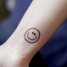 Hình xăm nhỏ một chú chim em én nhỏ làm nên mùa xuân. Gá»£i Y Hinh XÄƒm Máº·t CÆ°á»i Mini Ä'áº¹p Owl Ink Studio XÄƒm Hinh Nghá»‡ Thuáº­t