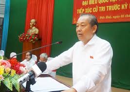 Phó thủ tướng dặn dò công nhân đảm bảo sức khỏe trong mùa dịch. Pho Thá»§ TÆ°á»›ng ThÆ°á»ng Trá»±c TrÆ°Æ¡ng Hoa Binh Tiáº¿p Xuc Cá»­ Tri Long An