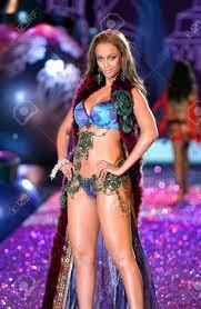 Check spelling or type a new query. New York 9 November Victoria Secret Fashion Model Tyra Banks Geht Die Start Und Landebahn Wahrend Der Secret Fashion Der 2010 Victoria S Show Am 9 November 2005 An Der Lexington Armory