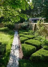 Inside Lauren Santo Domingo S Southampton Retreat In 2020 Contemporary Garden Design Miranda Brooks Garden Design