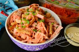 салат с фасолью и сухариками и корейской морковью и колбасой Salat Iz Fasoli S Suharikami I Kopchenoj Kolbasoj I Korejskoj Morkovyu