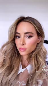 Amanda Clapp's Instagram, Twitter & Facebook